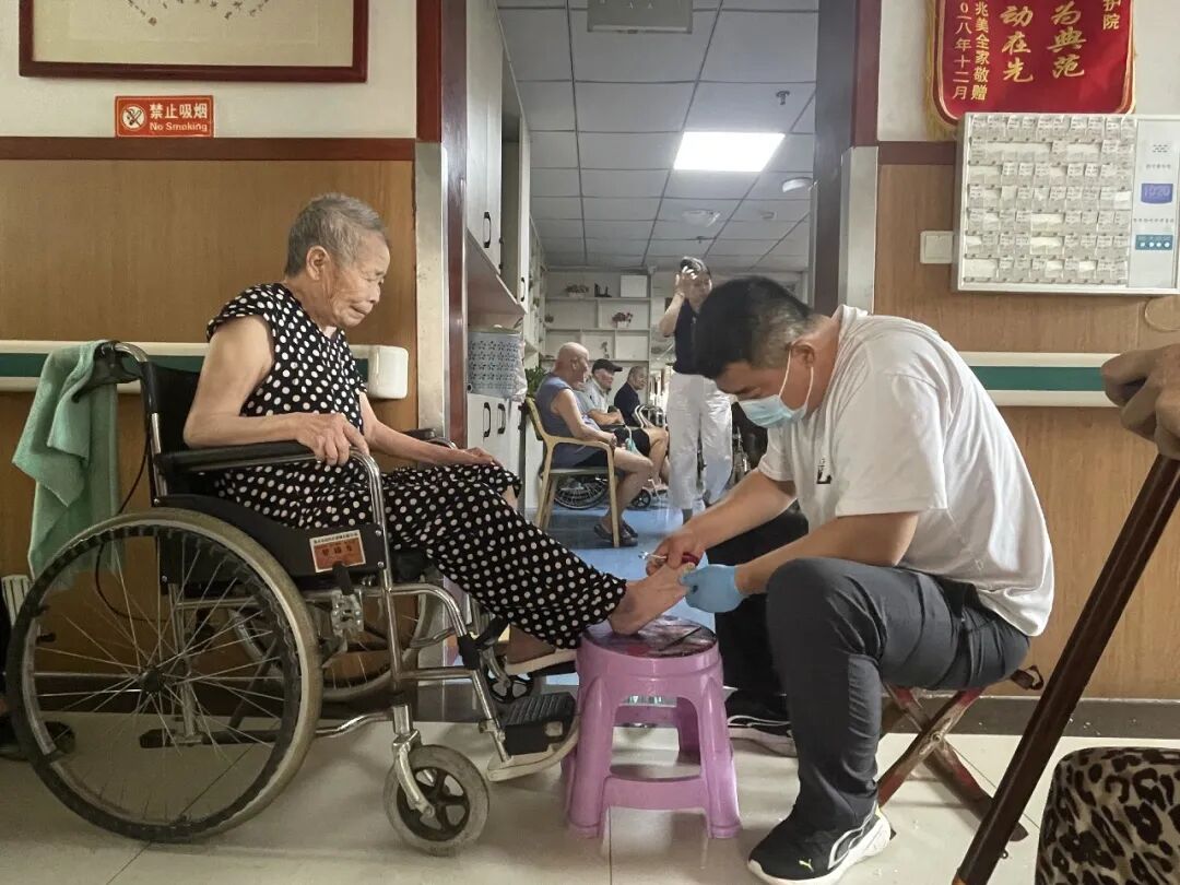 情暖夕阳｜爱心义剪、暖心修脚！同德老...